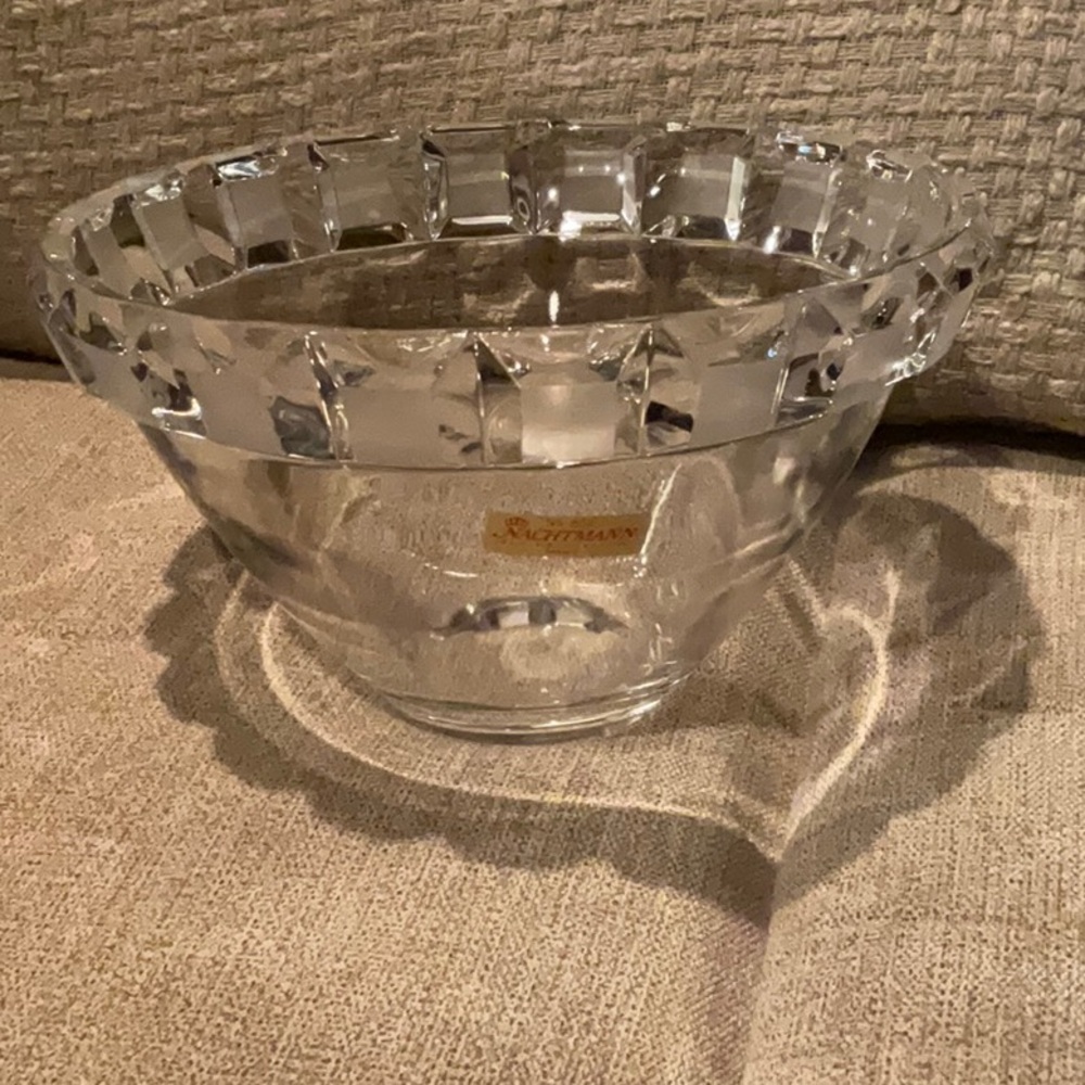NACHTMANN CRYSTAL BOWL WITH FACETED SQUARE TRIM 8.5” ACROSS - Picture 10 of 15